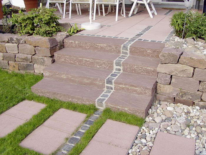Hausgarten Geigersberg Karlsruhe, Rasenkante wurde aus Granitpflaster hergestellt, diese durchzieht den gesamten Garten. Ein kleiner Plattenweg führt in den hinteren Bereich des Gartens, ein aufgestellter Findling fungiert hierbei als Wegweiser.