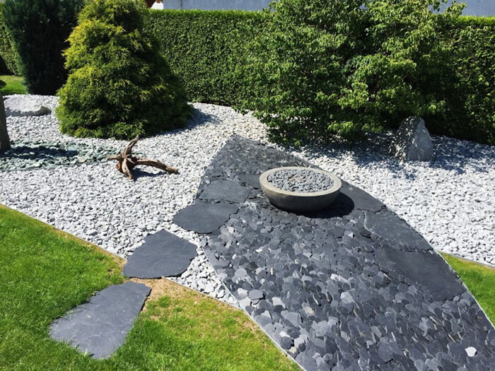 Hausgarten Muggensturm, durch die Schotterfläche wird der Terrassenbereich optisch vergrößert und aufgewertet.